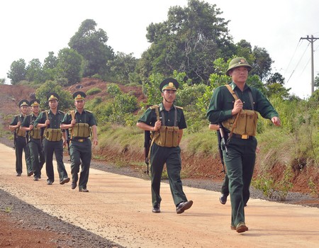 Những người lính biên phòng tuần tra trên dãy Trường Sơn.