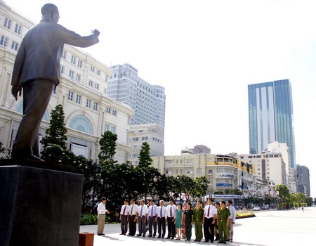 Đoàn báo công dừng chân tưởng nhớ Bác trước tượng đài của Người tại phố đi bộ Nguyễn Huệ (Quận 1- TP Hồ Chí Minh).