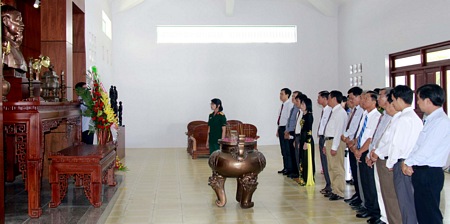 Đoàn Vĩnh Long thành kính làm lễ dâng hương, báo công dâng Bác tại Nhà tưởng niệm Chủ tịch Hồ Chí Minh tại Khu Di tích lịch sử đặc biệt cấp quốc gia Trung ương Cục miền Nam.