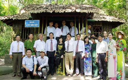 Đoàn Vĩnh Long chụp hình lưu niệm trước nhà của đồng chí Võ Văn Kiệt tại căn cứ Trung ương Cục miền Nam.