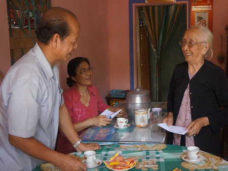 Phó Bí thư Thường trực Tỉnh ủy- Trương Văn Sáu đến thăm, tặng quà Mẹ Việt Nam anh hùng Nguyễn Ngọc Cơ (92 tuổi, xã Đông Thạnh- TX Bình Minh).