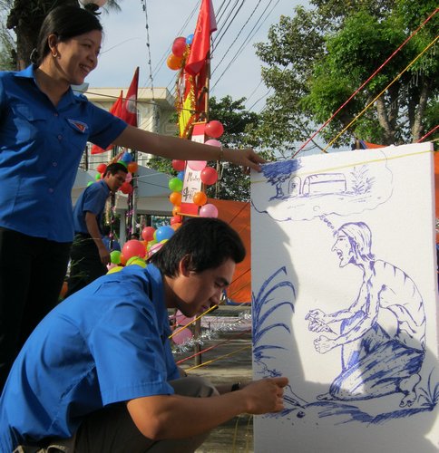 Đoàn viên thanh niên vẽ tranh tuyên truyền phòng chống ma túy.