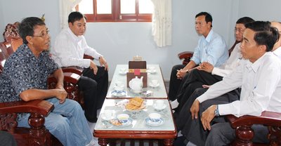 Hội Nông dân các cấp trong tỉnh đến tham quan, trao đổi về kinh nghiệm nuôi cá của ông Sơn (bìa trái).