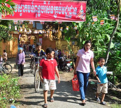 Từ sáng sớm, đông đảo bà con Khmer mang thức ăn lên chùa vào ngày cúng chính.