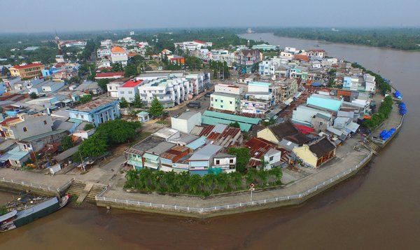 Kè sông được xây dựng, vừa chống sạt lở, vừa tạo vẻ mỹ quan cho thị trấn Cái Nhum.