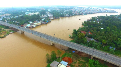 Cầu Trà Ôn- nhịp cầu góp phần đưa kinh tế- xã hội của huyện phát triển nhanh.