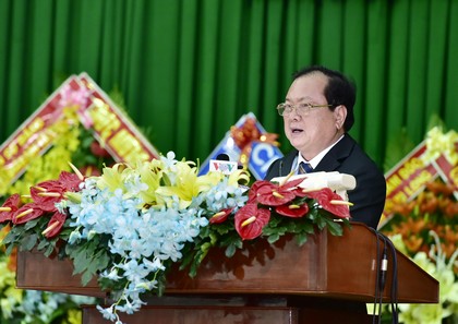 Đồng chí Nguyễn Văn Quang- Phó Bí thư Tỉnh ủy trình bày bản Kiểm điểm của BCH Đảng bộ khóa IX.