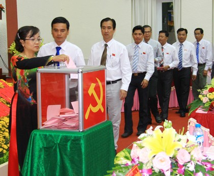 Đại biểu tiến hành bầu BCH Đảng bộ tỉnh.