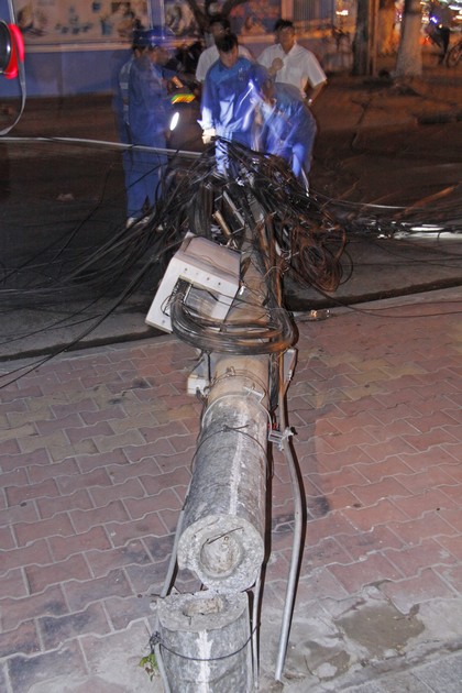 Trụ điện sập đổ ra đường Hoàng Thái Hiếu đêm 3/4/2015, rất may đường vắng nên không xảy ra thiệt hại về người. Ảnh: HẠNH UYÊN