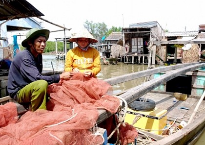 Phần lớn ngư dân Phú Tân khai thác biển với tàu công suất nhỏ gần bờ, làm ảnh hưởng đến môi trường sinh thái tự nhiên.    Ảnh: HIỆP ĐOÀN