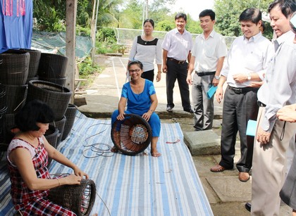 Đoàn tham quan tại Trung tâm Học tập cộng đồng xã An Phước (Mang Thít).