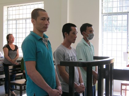 Các bị cáo Hoàng Hưng (bìa trái), Thế Hưng, Khắc Điền tại phiên tòa sơ thẩm.