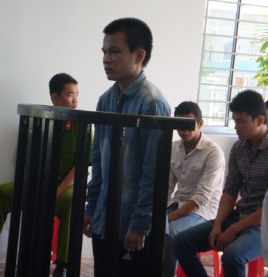Bị cáo Đinh Thành Nguyên tại phiên tòa lưu động sáng 17/11/2015.