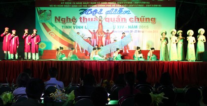 Tiết mục ca múa của đoàn văn nghệ quần chúng huyện Tam Bình.