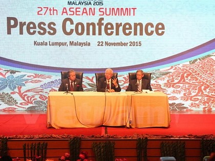 Thủ tướng Malaysia Najib Razak (giữa) tại cuộc họp báo. (Ảnh: Kim Dung-Chí Giáp/Vietnam+)