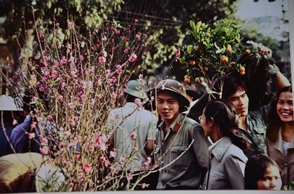 Người dân Hà Nội đi mua hoa ngày Tết tại chợ Đồng Xuân năm 1982. (Ảnh: Michel Blanchard/Vietnam+)