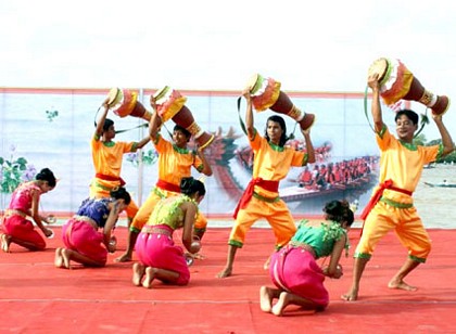 Múa dân gian đón mừng Lễ hội Ok-Om-Bok và đua ghe Ngo truyền thống của người Khmer Sóc Trăng.