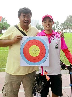 HLV Hồ Thanh Sang và cung thủ Nguyễn Văn Đầy (Vĩnh Long) sau khi giành số điểm kỷ lục.
