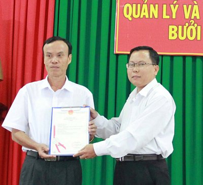 Đại diện UBND tỉnh trao giấy chứng nhận đăng ký chỉ dẫn địa lý cho UBND TX Bình Minh.