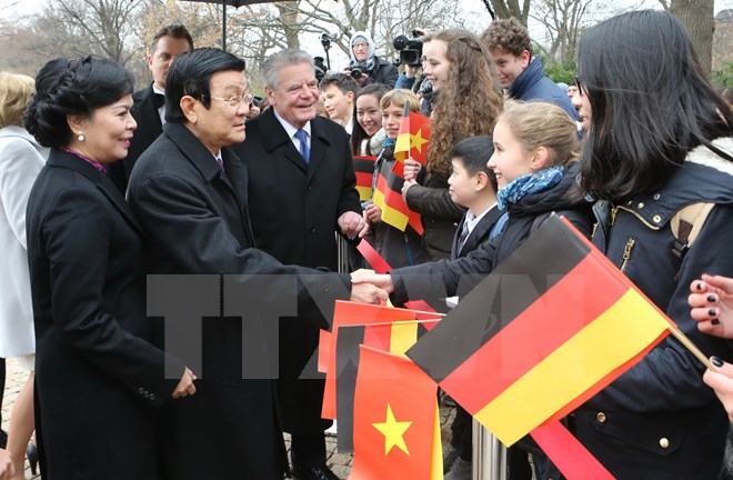 Các cháu thiếu nhi Đức và Việt Nam chào đón Chủ tịch nước Trương Tấn Sang và Tổng thống Đức Joachim Gauck. (Ảnh: Nguyễn Khang/TTXVN)
