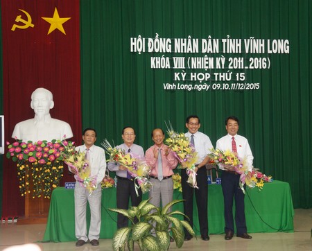  Chủ tịch HĐND tỉnh- Trương Văn Sáu tặng hoa các ông: Phan Anh Vũ, Nguyễn Văn Thanh, Lữ Quang Ngời và Trần Hoàng Tựu