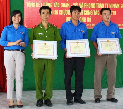 Bí thư Tỉnh Đoàn- Nguyễn Huỳnh Thu trao giấy khen các tập thể.