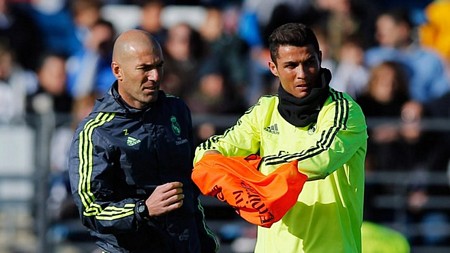 Tân huấn luyện viên Zinedine Zidane (trái) và Cristiano Ronaldo trên sân tập. (Nguồn: skysports.com)