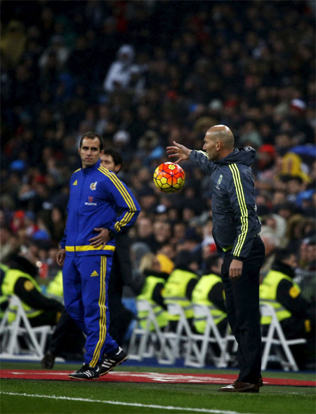 Zidane (phải) tỏ ra mát tay ngay trong trận đầu làm HLV. Ảnh: Reuters