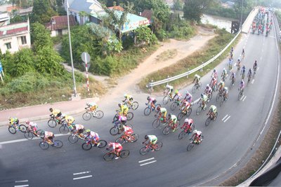 Các tay đua qua cầu Kinh Xáng (Long Định, Tiền Giang).