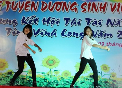 Việt Trinh- Thủy Tiên giải nhì với tiết mục nhảy hiện đại.