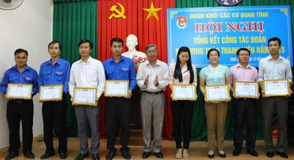 Phó Bí thư  Đảng ủy khối Các cơ quan tỉnh- Nguyễn Văn Khuyến trao giấy khen cho các cá nhân