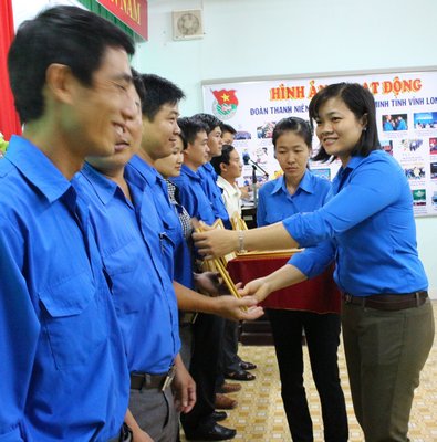 Bí thư Tỉnh Đoàn- Nguyễn Huỳnh Thu trao bằng khen UBND tỉnh cho các cá nhân