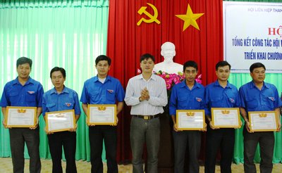Anh Bùi Văn Chiều- Chủ tịch Hội LHTN tỉnh trao giấy khen cho các tập thể