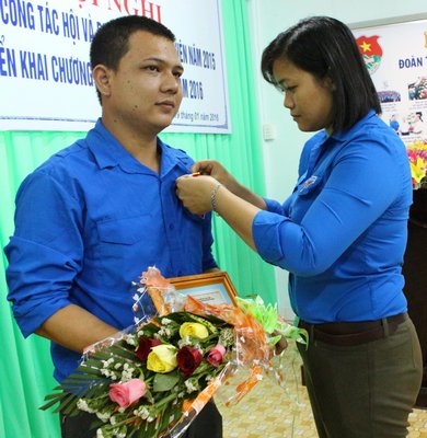 Bí thư Tỉnh Đoàn- Nguyễn Huỳnh Thu trao Huy hiệu Tuổi trẻ dũng cảm cho anh Duy