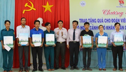 Phó Bí thư Tỉnh Đoàn- Bùi Văn Chiều và đại diện nhà tài trợ trao quà cho đoàn viên thanh niên và sinh viên khó khăn.
