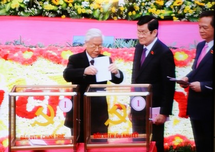 Tổng Bí thư Nguyễn Phú Trọng, Chủ tịch nước Trương Tấn Sang và Thủ tướng Chính phủ Nguyễn Tấn Dũng tham gia bỏ phiếu bầu Ban chấp hành Trung ương XII