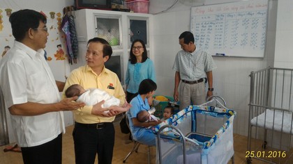 Ông Nguyễn Văn Thanh và ông Phạm Tất Thắng thăm các bé mồ côi tại TT Công tác xã hội.