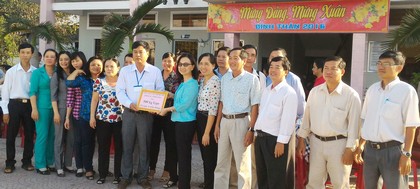 Ông Trần Ngọc Chi- Giám đốc TT Công tác xã hội nhận quà tượng trưng của các học viên lớp Cao cấp lý luận chính trị khóa 18 tỉnh Vĩnh Long.