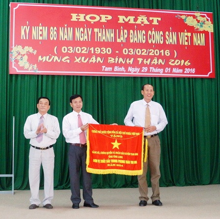 Thừa ủy quyền Thủ tướng Chính phủ, Phó Chủ tịch UBND tỉnh- Trần Hoàng Tựu trao cờ thi đua cho Đảng bộ, chính quyền và nhân dân huyện Tam Bình.