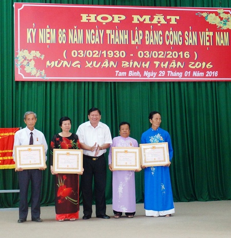 Đồng chí Lê Quang Đạo - Ủy viên Thường vụ Tỉnh ủy trao Huy hiệu cho các đồng chí 40 năm tuổi Đảng.
