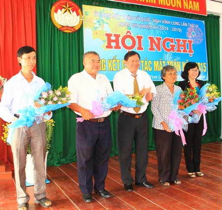 Ông Lê Quang Đạo tặng hoa cho các đồng chí thôi tham gia thành viên UBMTTQV Việt Nam tỉnh khóa VIII. 
