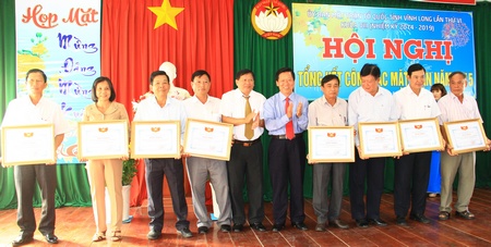 MTTQ Việt Nam tỉnh tặng bẳng khen cho các tập thể, cá nhân có nhiều thành tích năm 2015. 