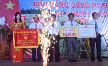 Ông Nguyễn Hoàng Học (giữa)- thành viên UBND tỉnh, Chánh Văn phòng UBND tỉnh đến dự và trao bằng công nhận xã đạt chuẩn NTM cùng các phần thưởng cho xã Tích Thiện.