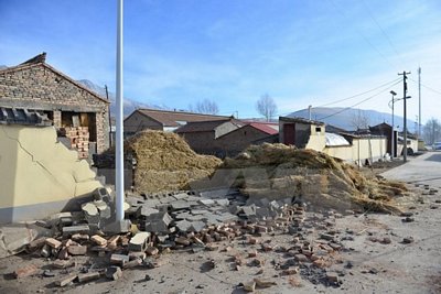 Một bức tường bị đổ trong trận động đất ở huyện Môn Nguyên thuộc Châu tự trị dân tộc Tạng Hải Bắc, tỉnh Thanh Hải, phía Tây Bắc Trung Quốc. (Nguồn: THX/TTXVN)