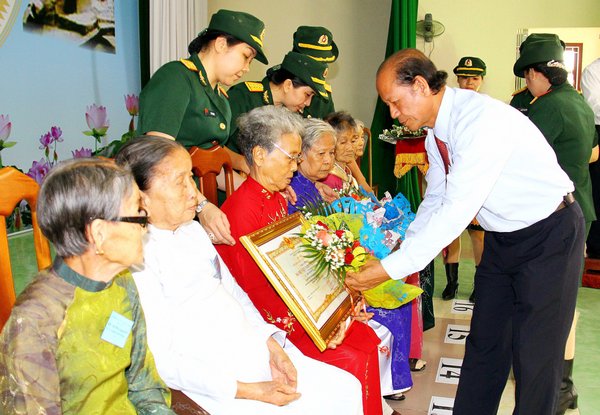 Trong không khí trang trọng của buổi lễ, ông Trương Văn Sáu- Phó Bí thư Thường trực Tỉnh ủy, Chủ tịch HĐND tỉnh trao bằng công nhận cho các mẹ.