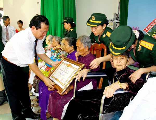 Ông Nguyễn Văn Quang- Chủ tịch UBND tỉnh trao Bằng phong tặng danh hiệu vinh dự Nhà nước “Bà mẹ Việt Nam anh hùng”.