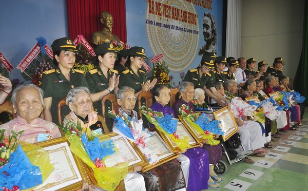 Từ hôm nay, Vĩnh Long có thêm 139 mẹ Việt Nam anh hùng, nâng toàn tỉnh có 2.696 mẹ và chỉ 280 mẹ còn sống.