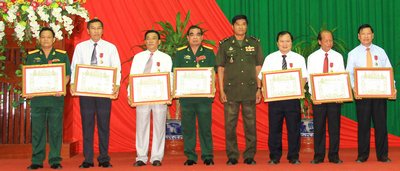 Bí thư Tỉnh ủy- Trần Văn Rón thừa ủy quyền trao tặng Huân chương lao động cho các cá nhân và tập thể.