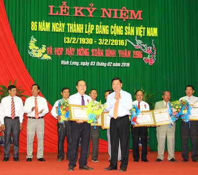 Bí thư Tỉnh ủy- Trần Văn Rón thừa ủy quyền trao tặng Huân chương lao động cho các cá nhân và tập thể.