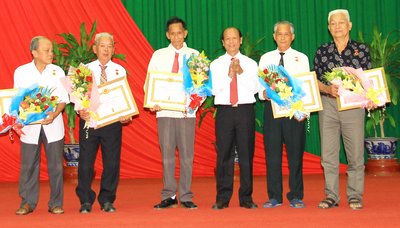  Phó Bí thư Thường trực Tỉnh ủy- Trương Văn Sáu trao huy hiệu Đảng cho các đồng chí cao niên tuổi Đảng.